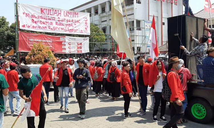 Demo Mahasiswa Dan Petani MTI Banyuwangi – Ribua massa gabungan antara petani, mahasiswa dan masyarakat menggelar aksi unjuk rasa (Unras) didepan kantor DPRD Banyuwangi, Selasa Media Tipikor Indonesia