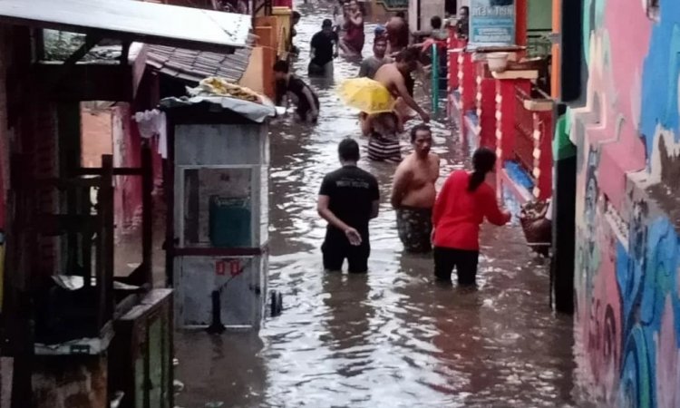 Pangkalan TNI Angkatan Laut Banyuwangi Kerahkan Personil Bantu Korban Banjir MTI Banyuwangi Jawa Timur – Pasca terjadinya banjir bah yang diakibatkaan curah hujan dengan intensitas tinggi dari pagi hingga sore hari yang mengguyur Media Tipikor Indonesia